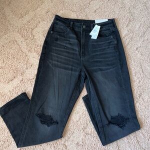 ✨American Eagle black ripped high rise mom jean NWT ✨